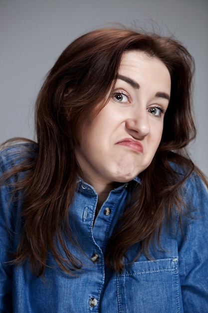 Portrait de jeune femme avec une expression faciale choquée