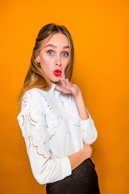 Portrait de jeune femme avec une expression faciale choquée