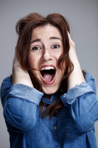 Portrait de jeune femme avec une expression faciale choquée