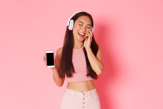 Portrait jeune femme expressive avec un casque d'écoute de la musique