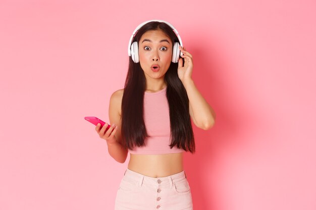 Portrait jeune femme expressive avec un casque d'écoute de la musique