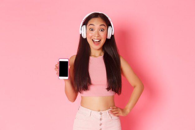 Portrait jeune femme expressive avec un casque d'écoute de la musique