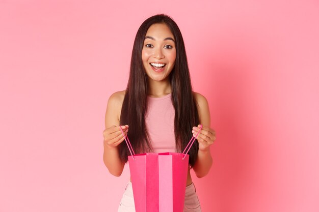 Portrait jeune femme expressive avec des sacs à provisions