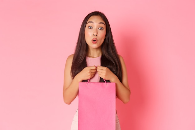 Portrait jeune femme expressive avec des sacs à provisions