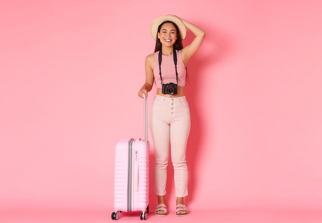 Portrait jeune femme expressive avec valise