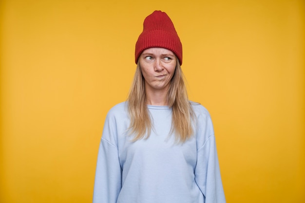 Portrait d'une jeune femme faisant l'idiot