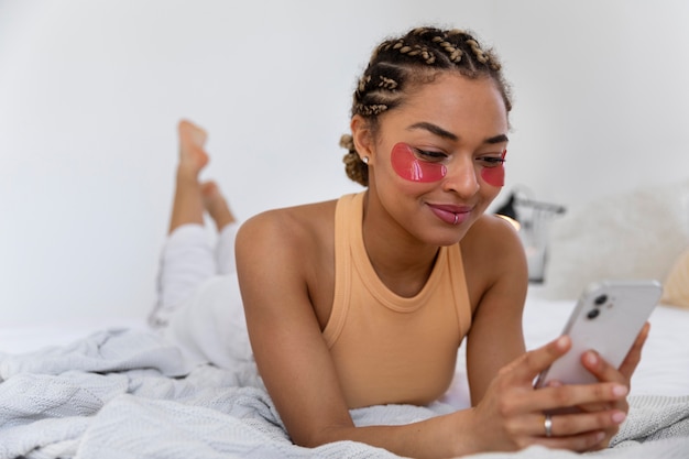 Portrait de jeune femme faisant sa routine de beauté à la maison