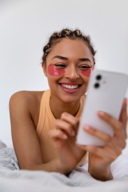 Photo gratuite portrait de jeune femme faisant sa routine de beauté à la maison