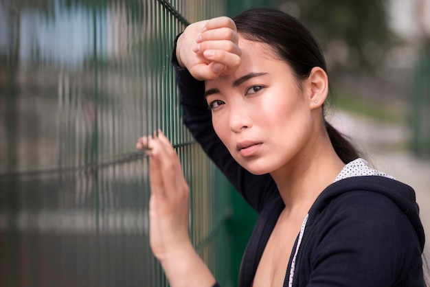 Photo gratuite portrait de jeune femme fatiguée après l'exercice