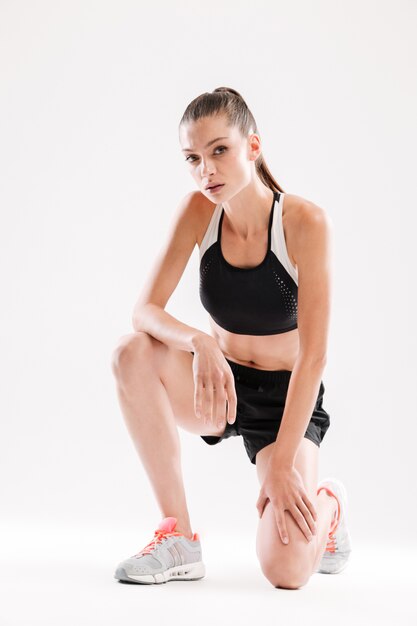 Portrait d'une jeune femme fitness épuisée au repos