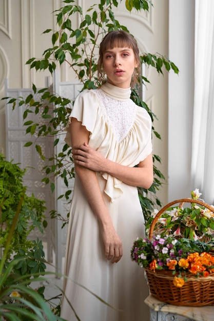 Portrait de jeune femme avec des fleurs vêtue d'une robe bohème chic