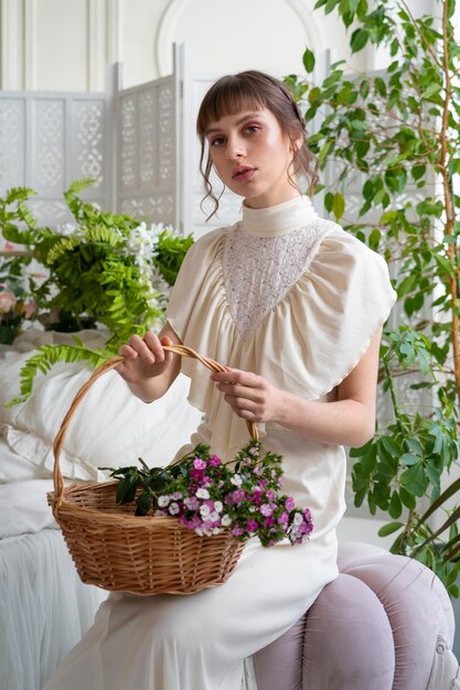 Portrait de jeune femme avec des fleurs vêtue d'une robe bohème chic