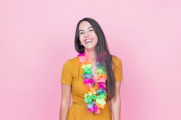 Portrait d&#39;une jeune femme heureuse en regardant la caméra