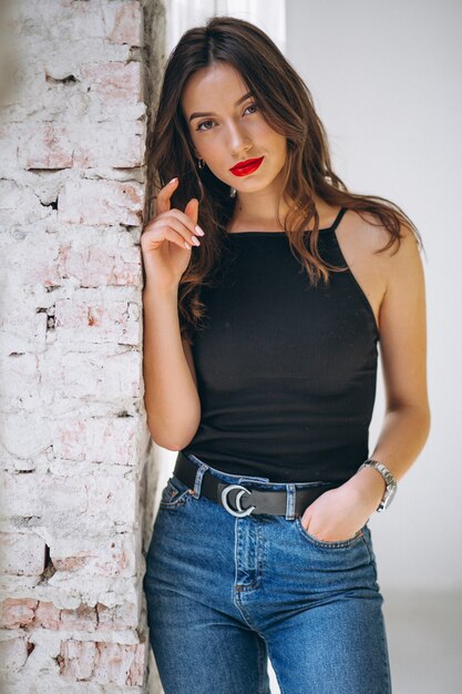 Portrait de jeune femme heureuse en studio