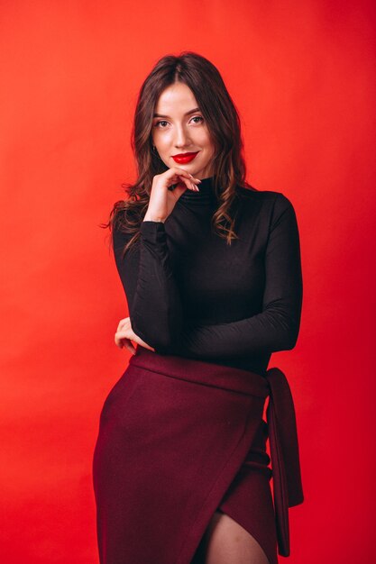 Portrait de jeune femme heureuse en studio