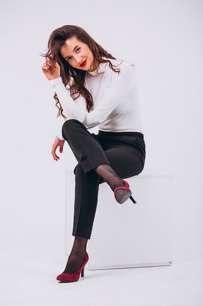 Portrait de jeune femme heureuse en studio