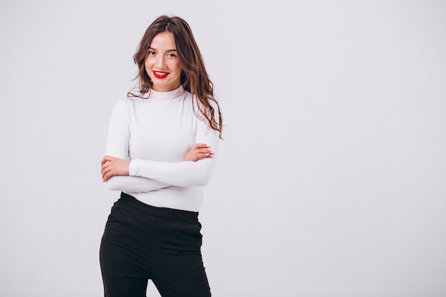 Photo gratuite portrait de jeune femme heureuse en studio