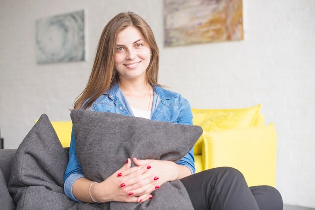 Portrait d&#39;une jeune femme heureuse