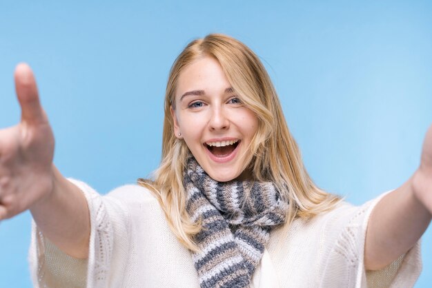 Portrait de jeune femme heureuse