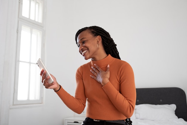 Portrait de jeune femme heureuse