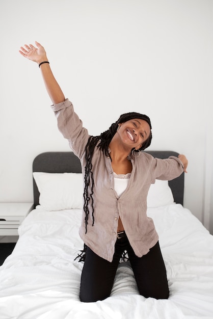 Portrait de jeune femme heureuse