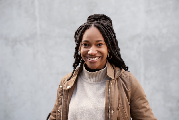 Portrait de jeune femme heureuse