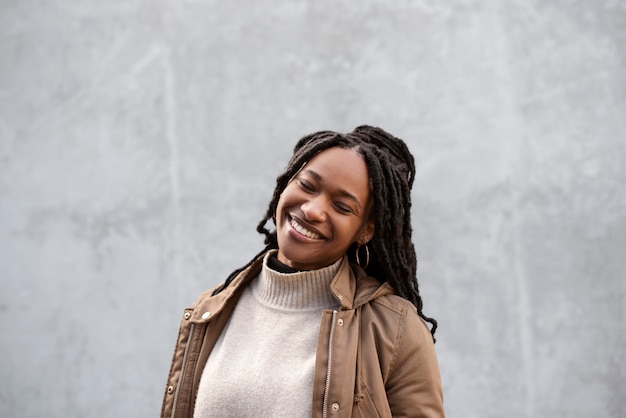 Portrait de jeune femme heureuse