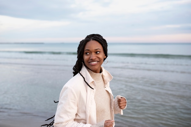 Portrait de jeune femme heureuse