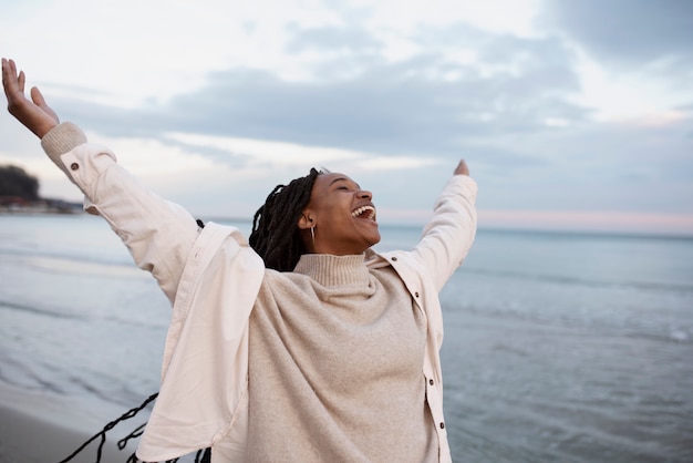 Portrait de jeune femme heureuse