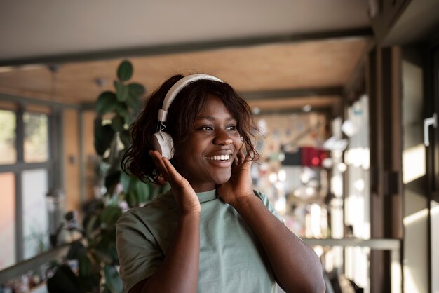 Portrait de jeune femme heureuse