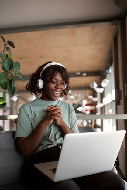 Portrait de jeune femme heureuse