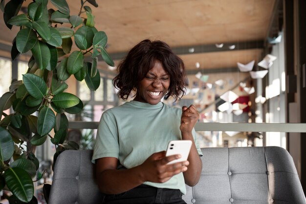 Portrait de jeune femme heureuse