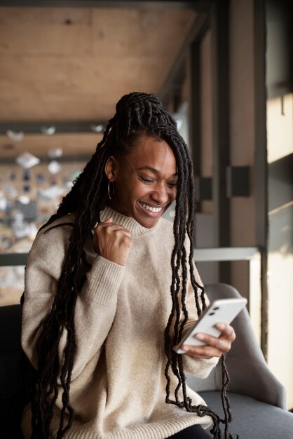 Portrait de jeune femme heureuse