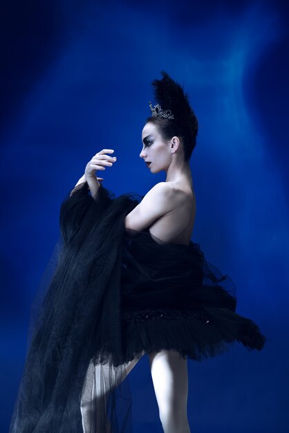 Portrait de jeune femme incroyablement belle, ballerine en tenue de ballet noir, tutu