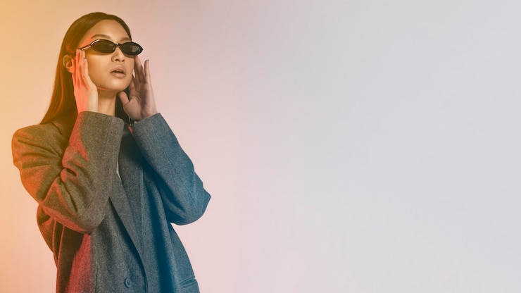 Photo gratuit portrait de jeune femme japonaise portant des lunettes de soleil