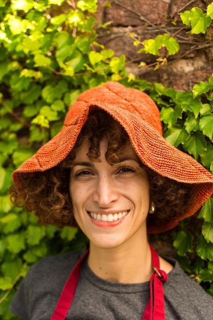 Portrait de jeune femme jardinage