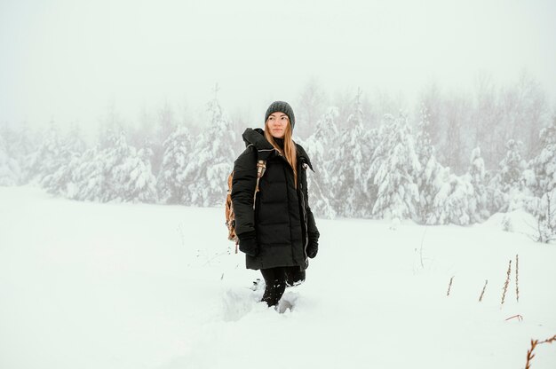 Portrait jeune femme le jour de l'hiver