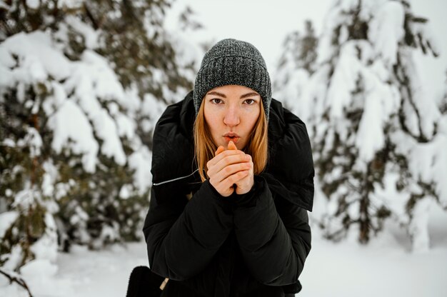 Portrait jeune femme le jour de l'hiver