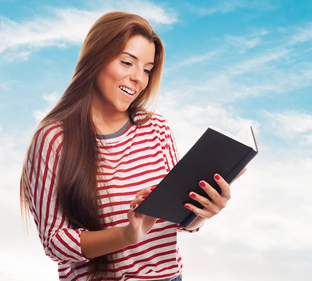 portrait de jeune femme lisant un livre