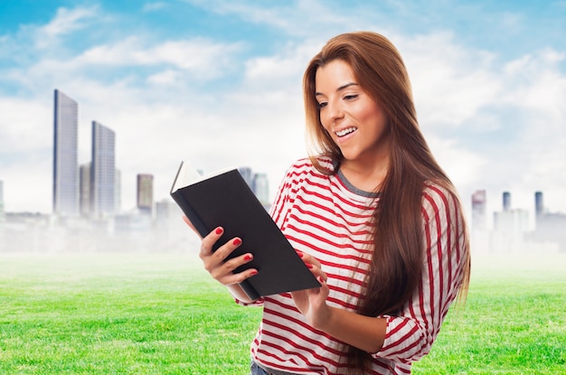 portrait de jeune femme lisant un livre