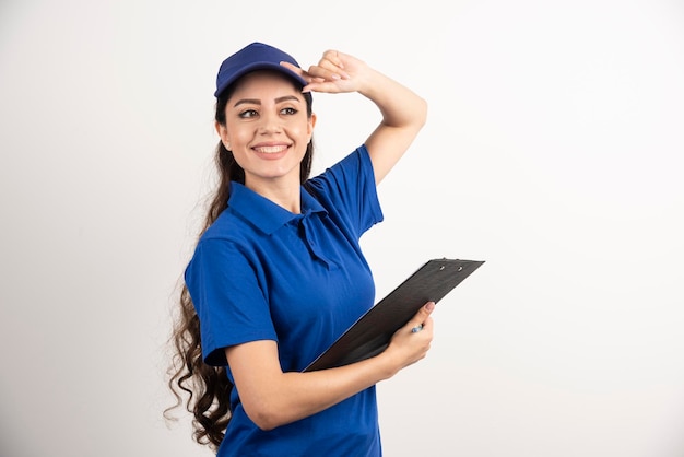 Un portrait d'une jeune femme de livraison avec presse-papiers. photo de haute qualité