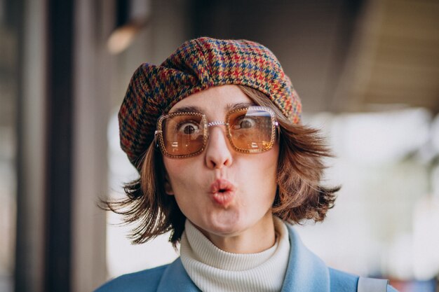 Portrait, jeune, femme, lunettes soleil, chapeau