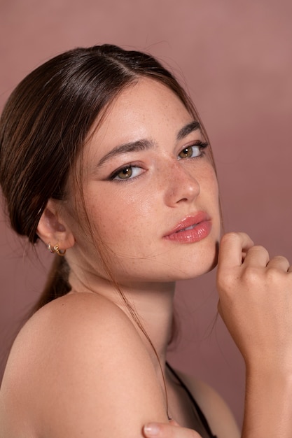 Portrait de jeune femme avec maquillage naturel