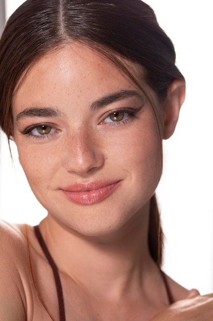 Portrait de jeune femme avec maquillage naturel