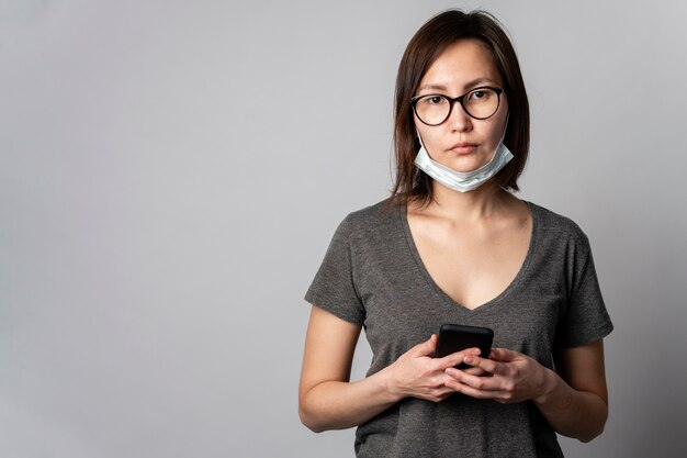 Portrait de jeune femme avec masque chirurgical