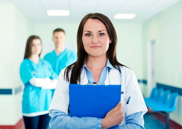 Portrait de jeune femme médecin avec des stagiaires