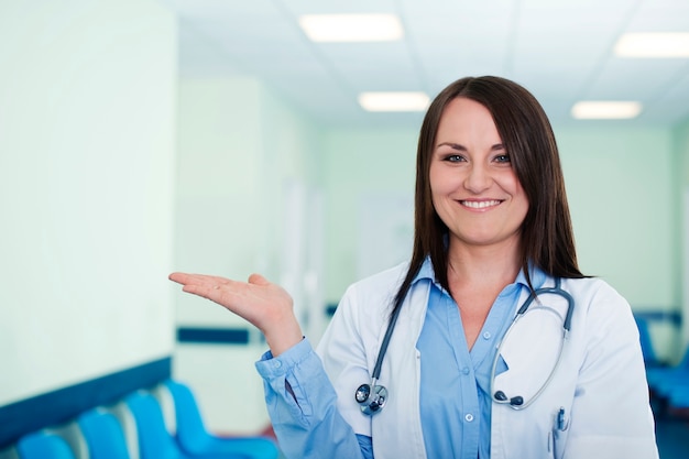 Portrait de jeune femme médecin