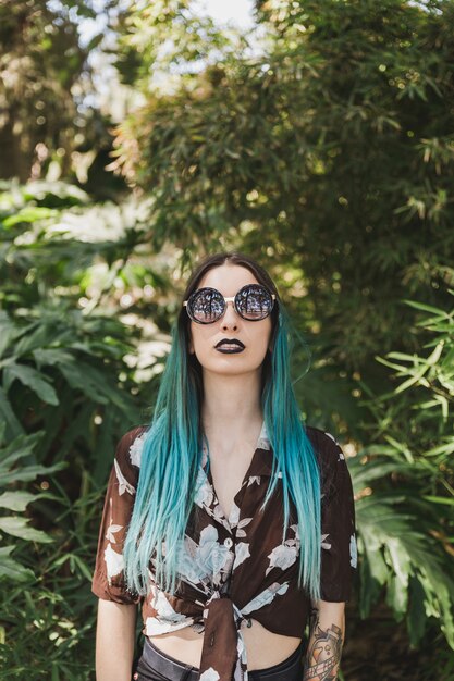 Portrait de jeune femme moderne, lunettes de soleil