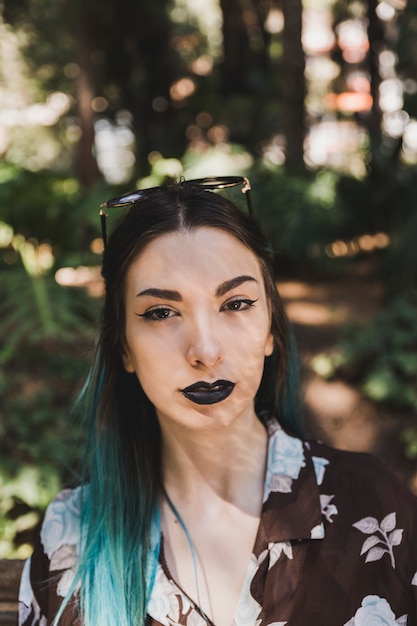 Portrait de jeune femme moderne avec des lunettes sur la tête