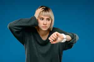 Photo gratuite portrait de jeune femme sur mur bleu